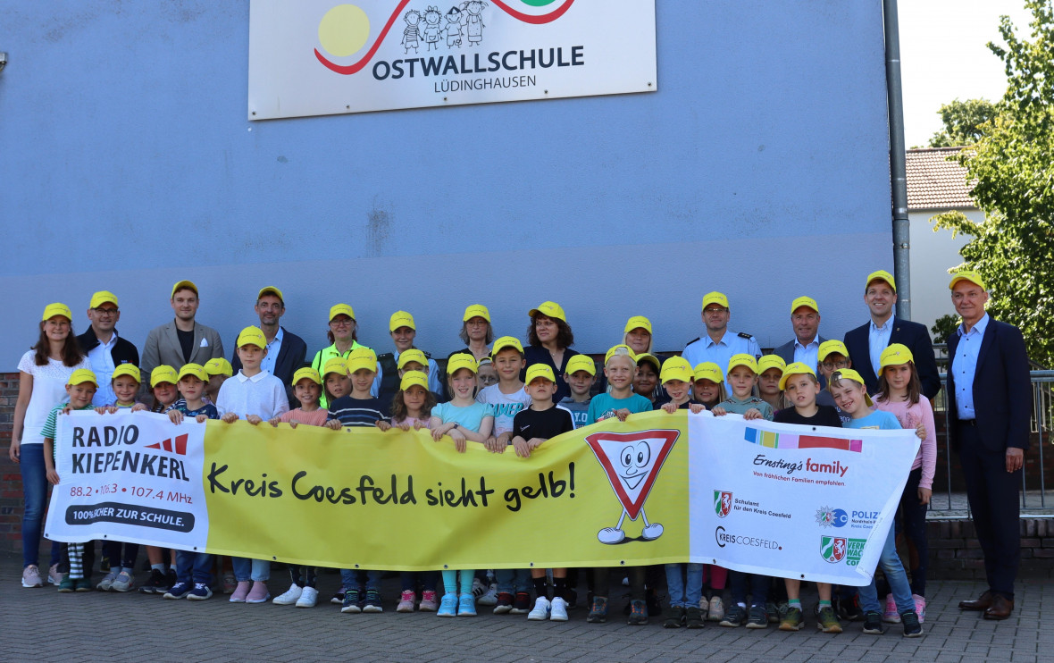 Die Kinder der Klasse 3b der Ostwallschule gemeinsam mit dem Landrat und den weiteren Projektpartnern an der Ostwallschule in Lüdinghausen. 