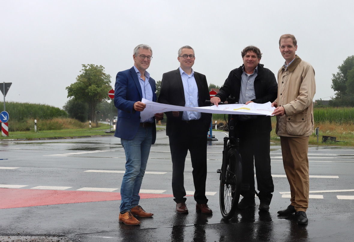 Landrat Dr. Christian Schulze Pellengahr (rechts) begutachtet gemeinsam mit Klaus Dammers von der Straenbauabteilung, Kreisdirektor Dr. Linus Tepe und Brgermeister Jrn Mltgen (von links nach rechts) den fertiggestellten Radweg entlang der Kreisstrae 