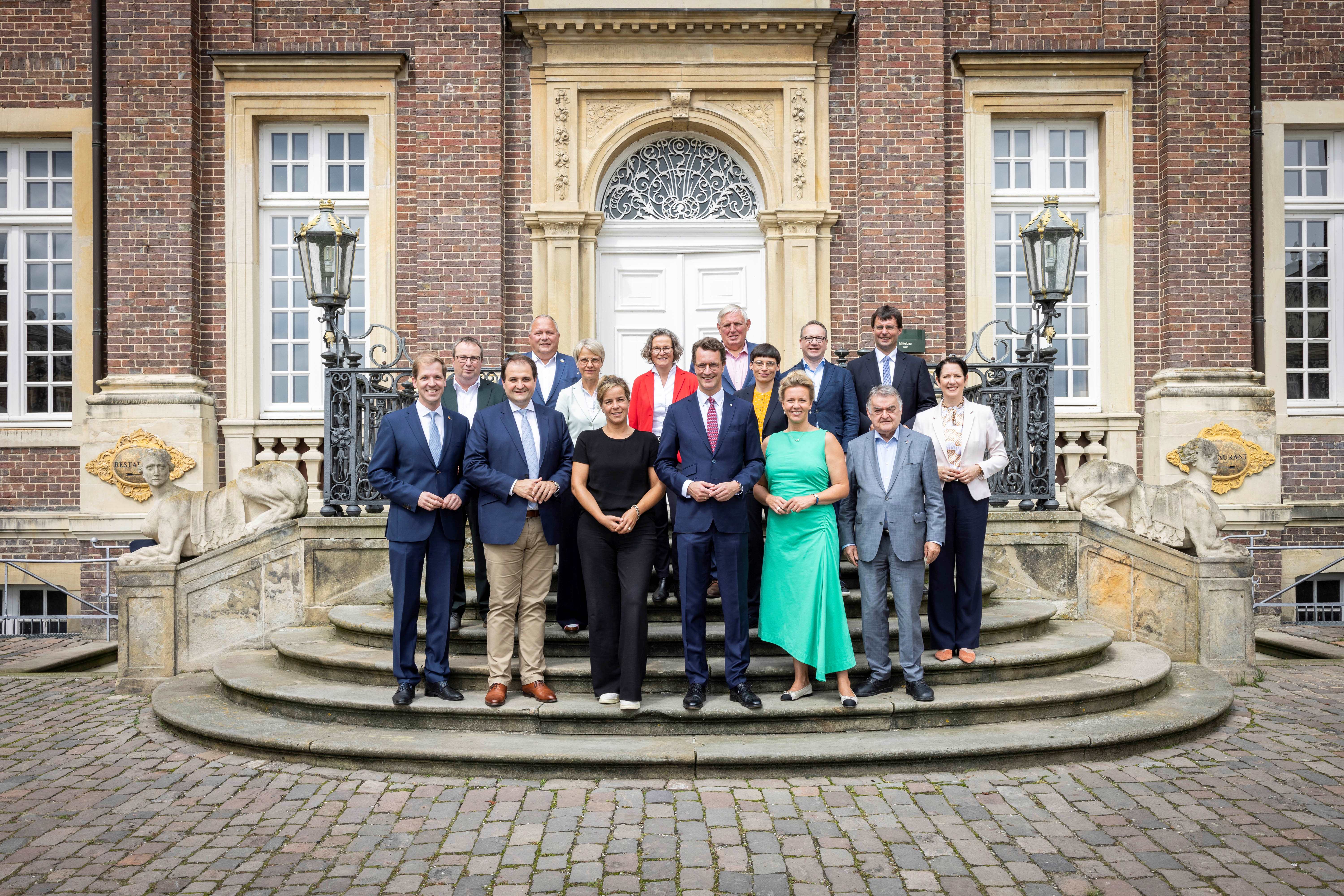 Landrat Dr. Christian Schulze Pellengahr (links) mit dem Landeskabinett am Schloss Nordkirchen