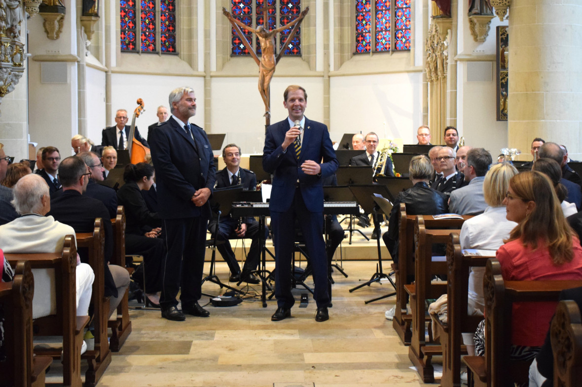 Landrat Dr. Schulze Pellengahr begrt in der St. Lamberti Kirche die Gste. 