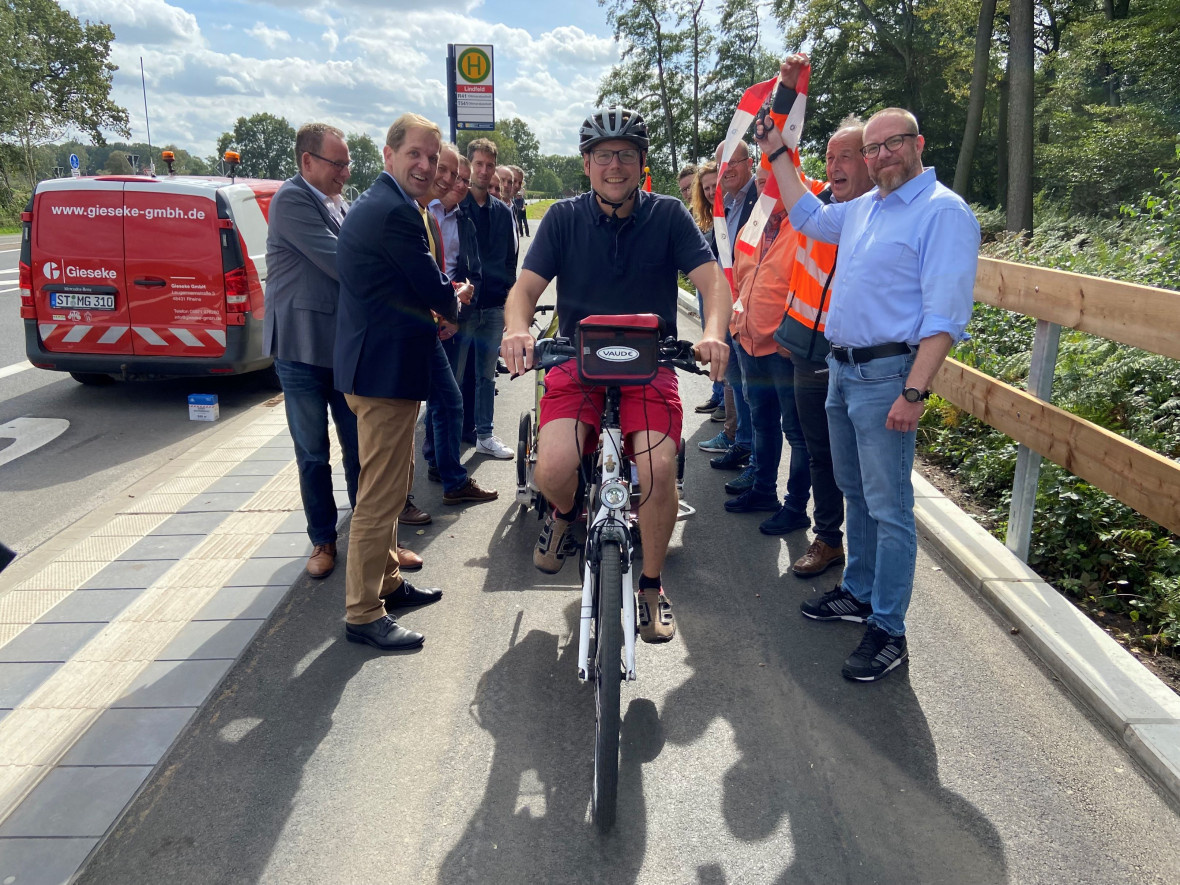 Strahlende Gesichter bei der feierlichen Freigabe des Radweges in Senden-Venne.