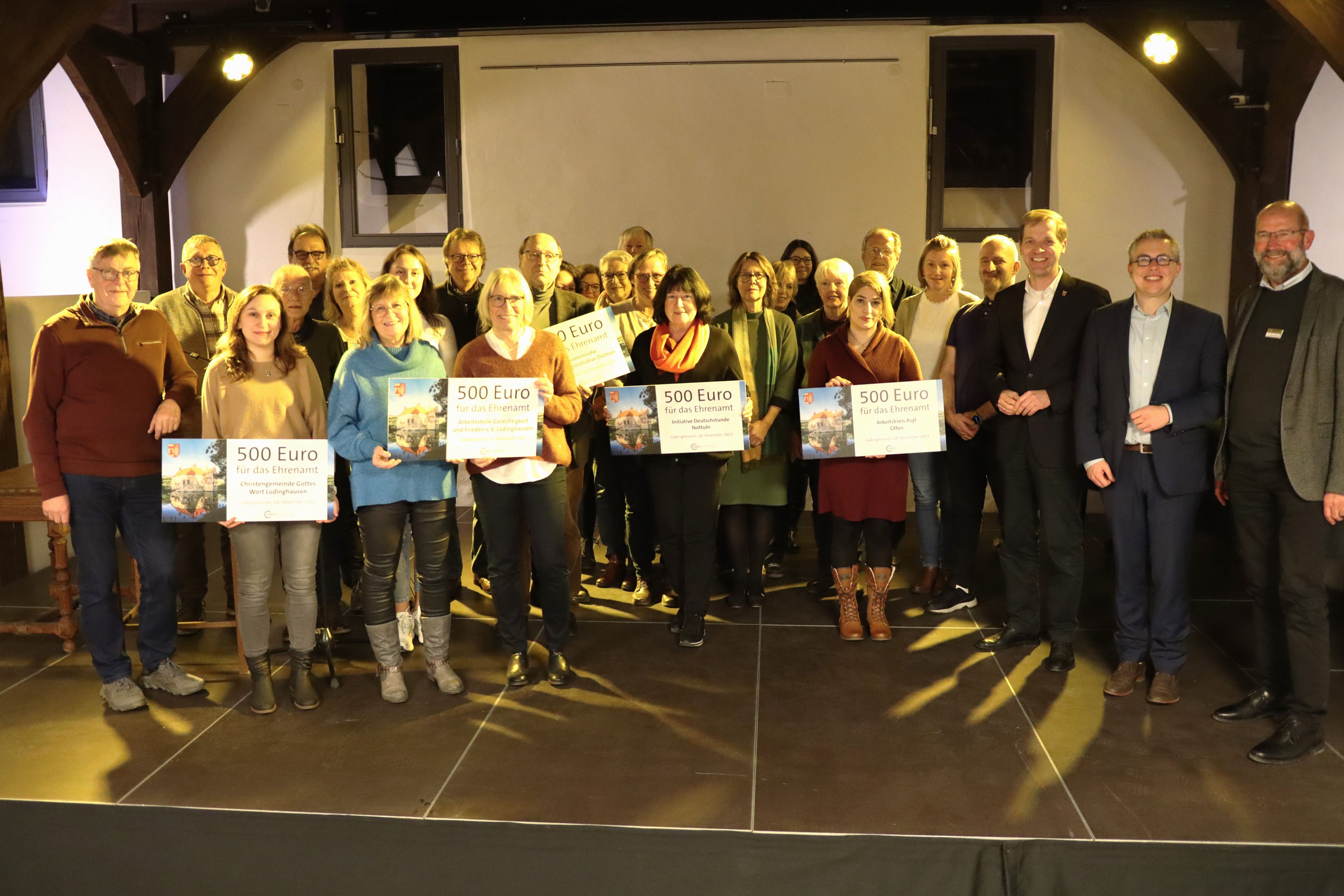 Landrat Dr. Christian Schulze Pellengahr mit den Vertreterinnen und Vertretern von Flchtlingsinitiativen aus dem Kreis Coesfeld beim Ehrenamtstag auf der Burg Vischering.