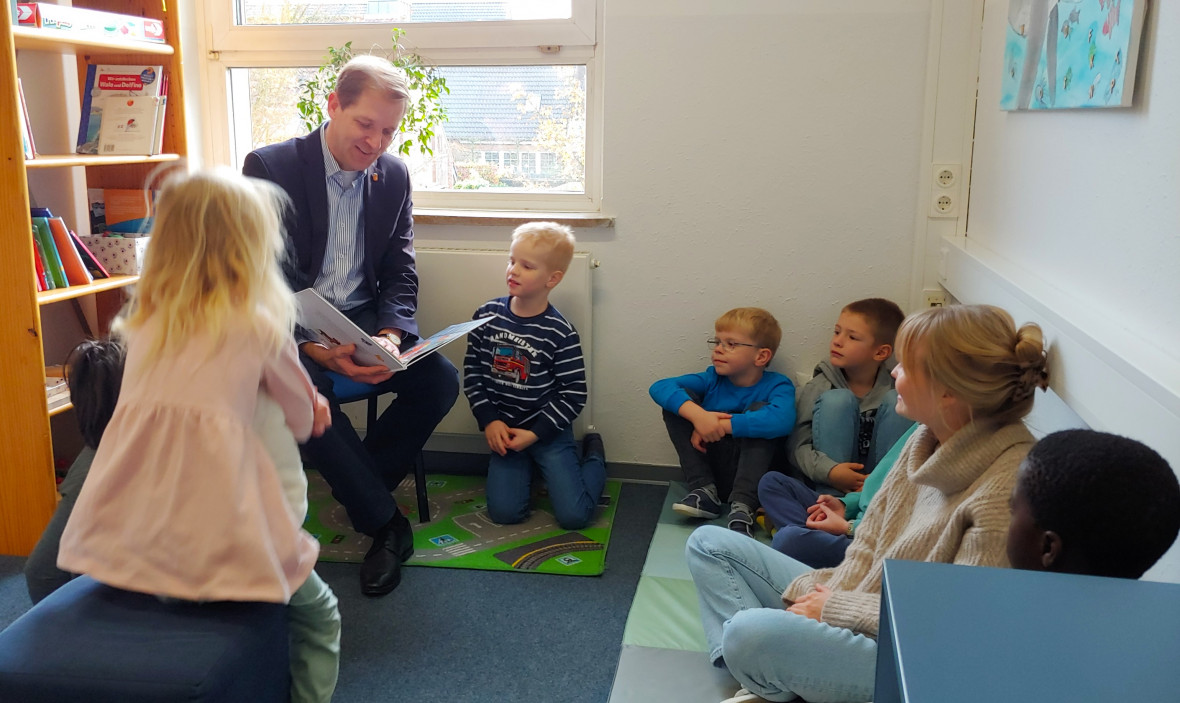 Neben den ehrenamtlichen Vorleserinnen und Vorlesern las auch Landrat Dr. Schulze Pellengahr den Kindern vor. 