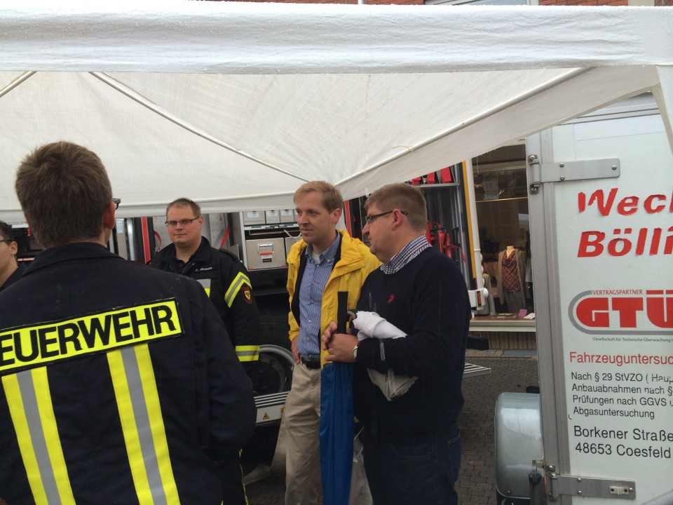 Auch wenn die Regenjacke zum Einsatz kam - beim Tag der Vereine in Coesfeld informierte sich Christian Schulze Pellengahr wie hier beim Stand der Feuerwehr ber die ehrenamtlichen Aktivitten.  