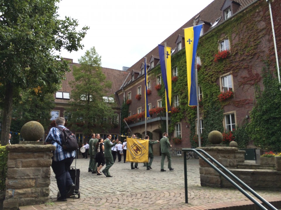 Die Brgerschtzen nahmen Aufstellung vor dem Dlmener Rathaus, um dort die Ehrengste - unter ihnen auch Landratskandidat Schulze Pellengahr - an der 