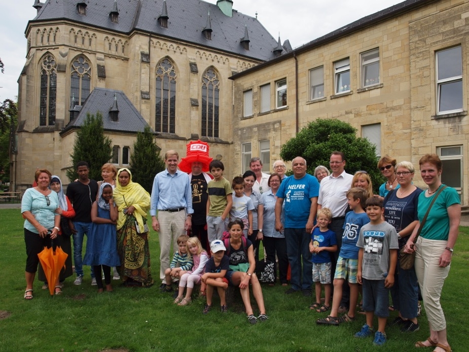 Landratskandidat Christian Schulze Pellengahr (7. v.l.) nahm nun auch mit seinen Kindern am Familienfest in Tilbeck teil.