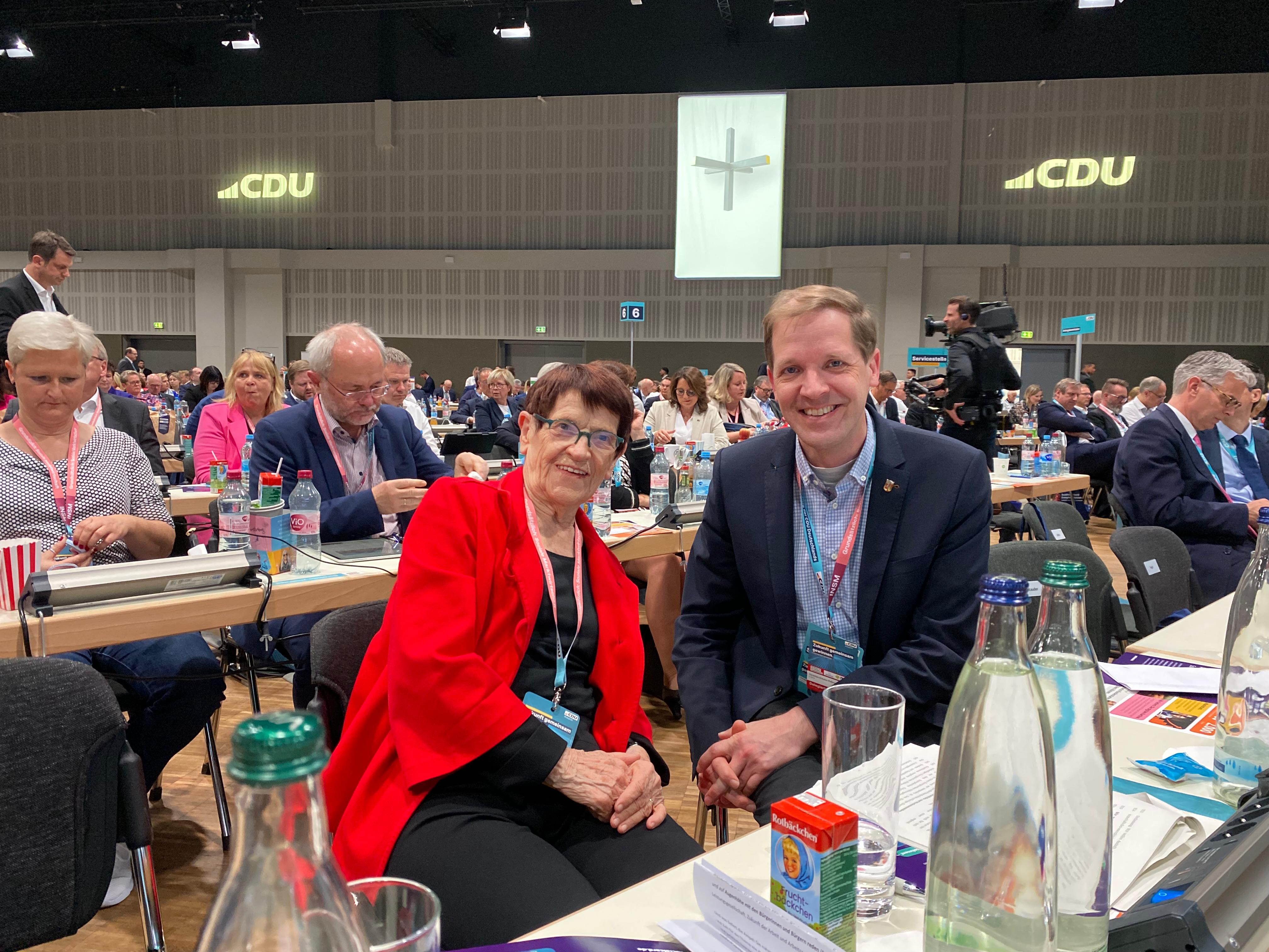 Prof. Dr. Rita S�ssmuth und Landrat Dr. Christian Schulze Pellengahr am Rande des CDU Bundesparteitages im Mai 2024 in Berlin. 