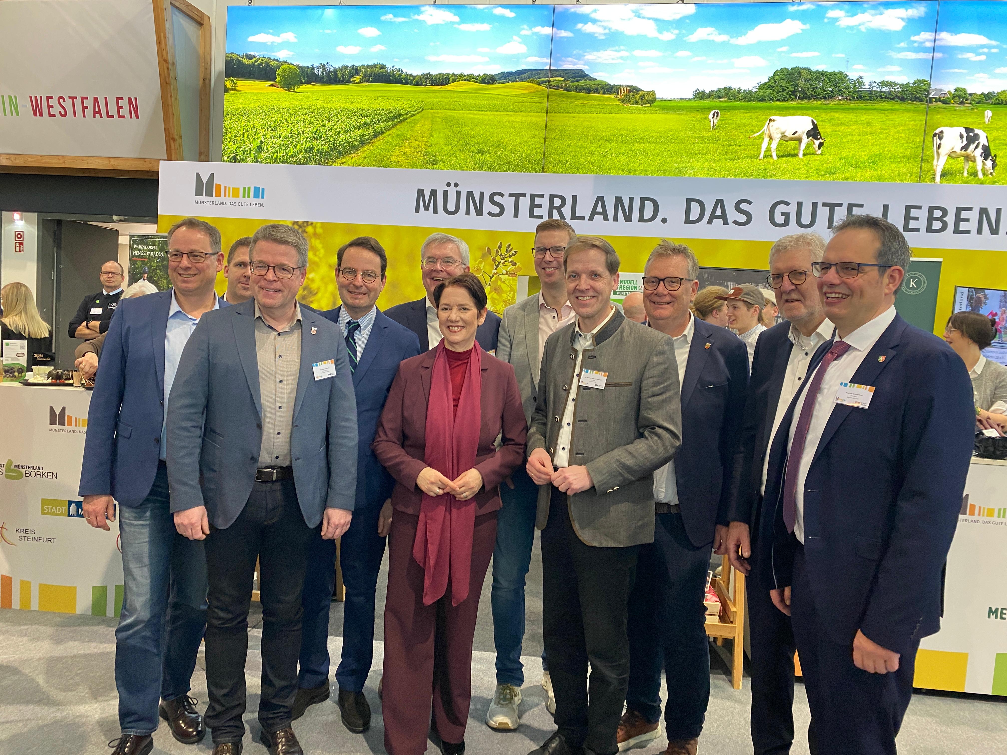 NRW-Landwirtschaftsministerin Silke Gorissen (Mitte) besuchte auf der Gr�nen Woche in Berlin den M�nsterland-Stand und traf dort Landrat Dr. Christian Schulze Pellengahr, Regierungspr�sident Andreas Bothe sowie weitere Vertreter aus dem Kreis Coesfeld. 