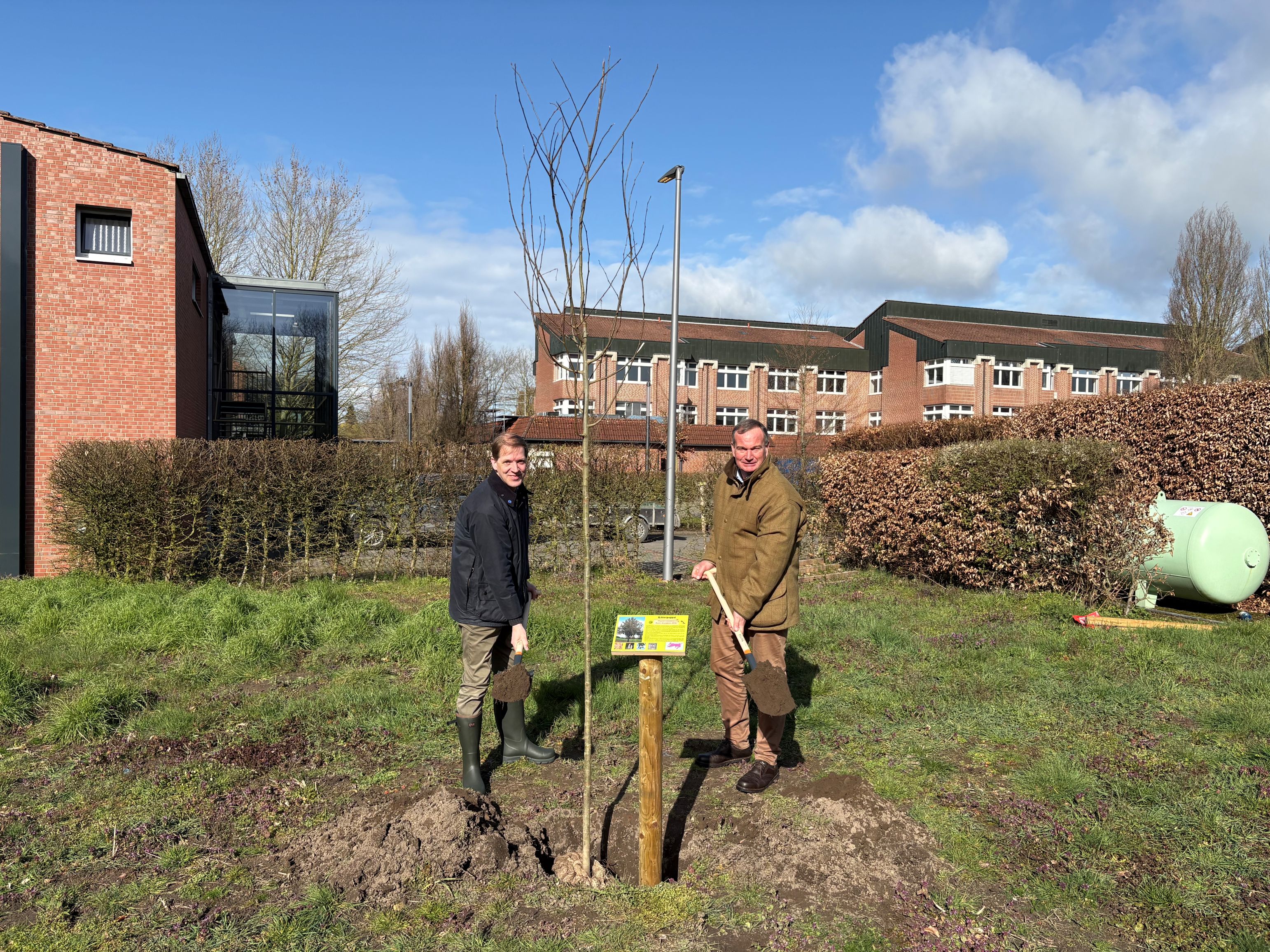 Dr. Christian Schulze Pellengahr (links) und  Stefan Gr�nert (rechts) pflanzten eine Zitterpappel am Richard-von-Weizs�cker-Berufskolleg in L�dinghausen. 