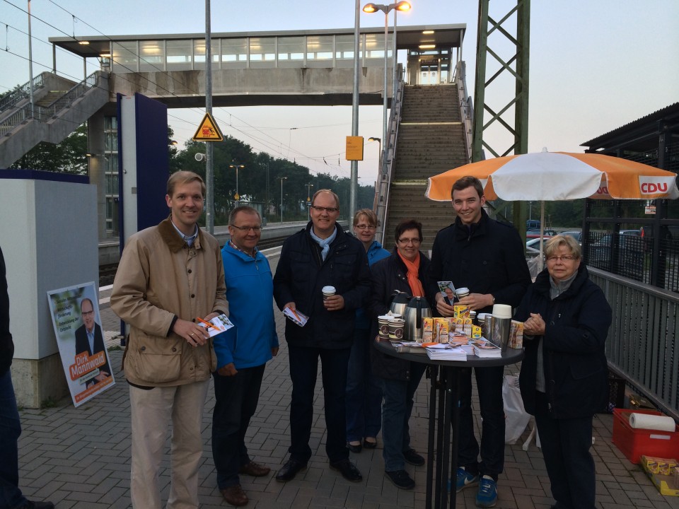 Kaffee und Kakao fanden reienden Absatz, als Christian Schulze Pellengahr gemeinsam mit Dirk Mannwald sich am Stand den Fragen der Bahnreisenden stellte