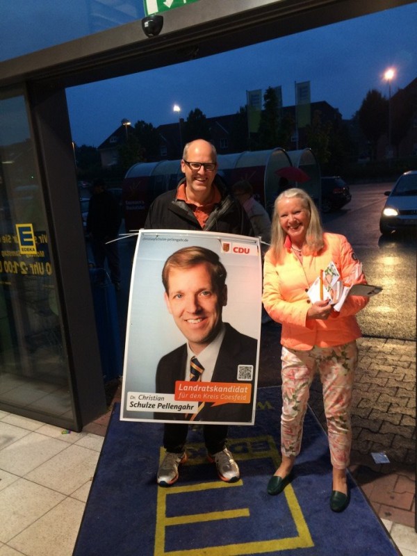 Markus Lunau und Minna Roeing-Franke lieen sich zusammen mit ihrem Landratskandidaten so einiges einfallen, um auch am Vorabend der Wahl die Menschen von sich zu berzeugen...