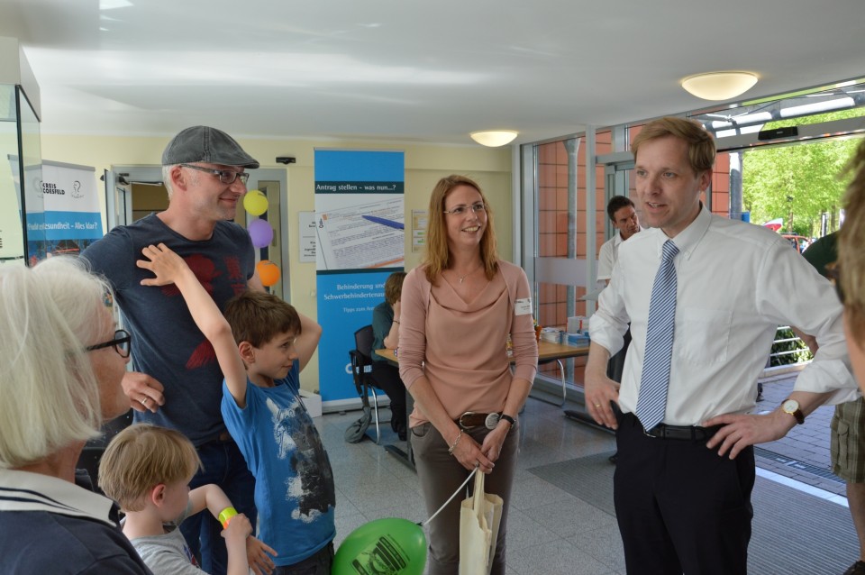 Landrat Dr. Christian Schulze Pellengahr (rechts) bei seinem Rundgang am Tag der offenen Tr