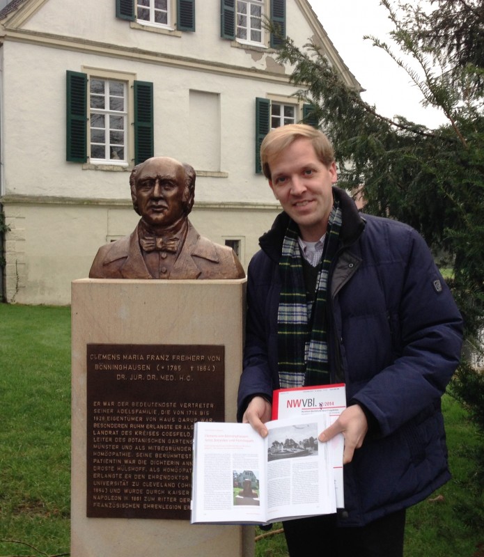 Dr. Christian Schulze Pellengahr mit seinen beiden Publikationen vor dem Bnninghausen-Denkmal in Darup