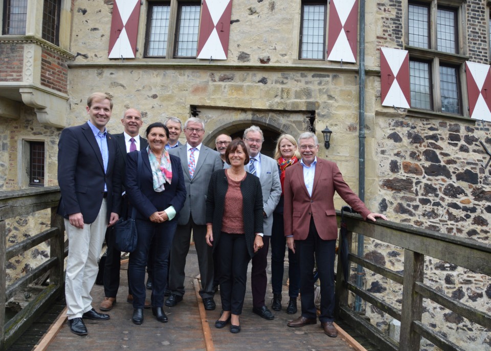 Landrat Dr. Christian Schulze Pellengahr (links) begrüßte die CDU-Fraktionsspitze unter Vorsitz von Landrätin Eva Irrgang (Soest) auf der Burg Vischering
