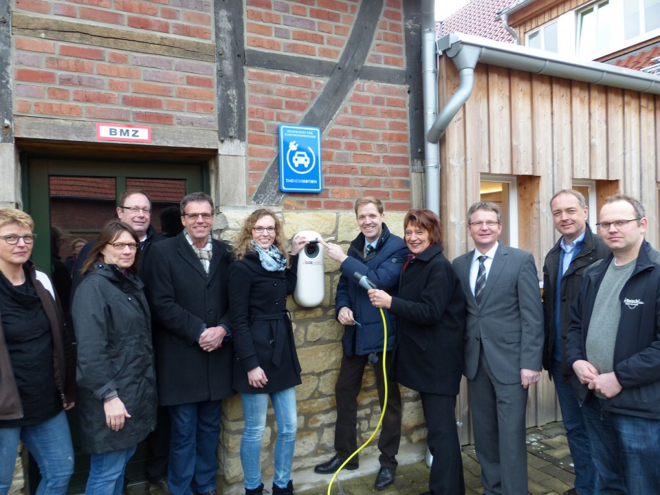 Viele Akteuere waren zur Inbetriebnahme der ersten Ladesule fr Elektroautos am Alten Hof Schoppmann in Darup gekommen, u.a. Nottulns Brgermeisterin Manuela Mahnke und Landrat Dr. Christian Schulze Pellengahr. Foto: U. Wolanewitz, AZ Coesfeld