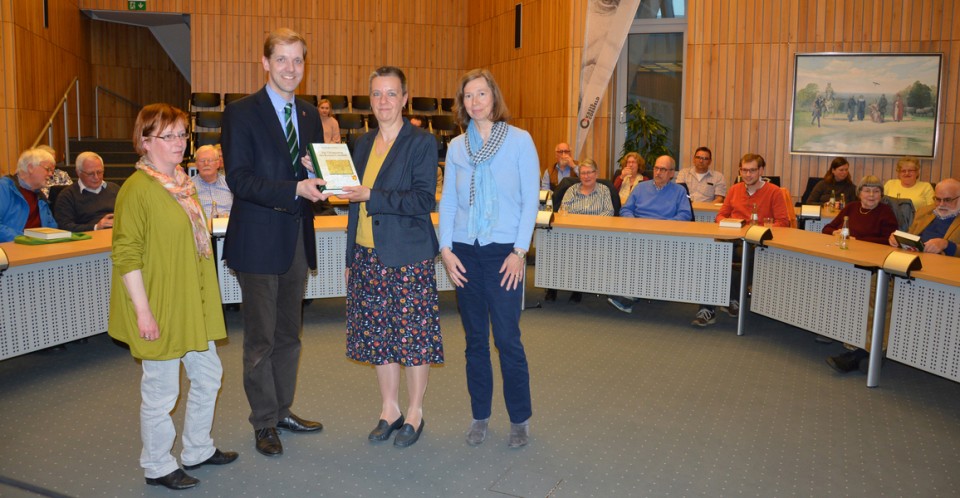 Dr. Claudia Maria Korsmeier (2.v.r.) und Dr. Kirstin Casemir (l.) berreichten ein druckfrisches Exemplar des neuen Buches ber Ortsnamen im Kreis Coesfeld an Landrat Dr. Christian Schulze Pellengahr und Kreisarchivarin Ursula Knig-Heuer.