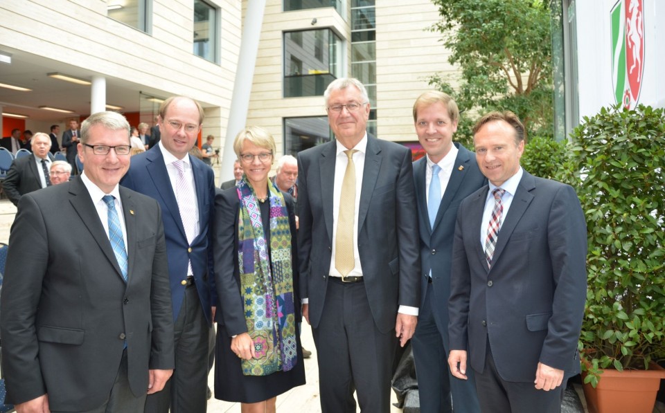 Regierungsprsidentin Dorothee Feller mit Prof. Dr. Reinhard Klenke (3.v.r.) und den Mnsterland-Landrten Dr. Klaus Effing (Steinfurt), Dr. Olaf Gericke (Warendorf), Dr. Christian Schulze Pellengahr (Coesfeld) und Dr. Kai Zwicker (Borken; v.l.n.r.)