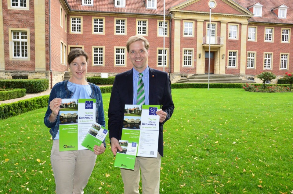 Projektkoordinatorin Lisa Kllges und Landrat Dr. Christian Schulze Pellengahr vor dem alten Kreishaus in Coesfeld